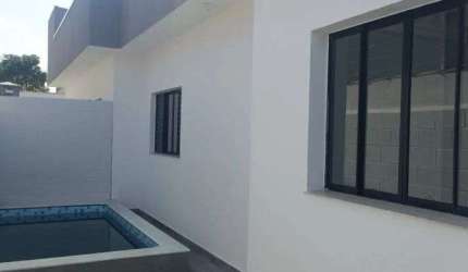 Casa em condomínio com 2 quartos, piscina e churrasqueira em Itanhaém.