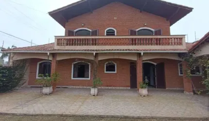 Casa com 4 quartos, churrasqueira e espaço para piscina em Itanhaém.
