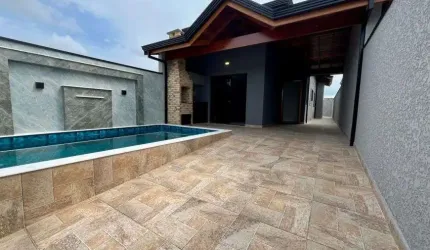 Casa na praia com piscina, 2 quartos e área gourmet em Peruíbe.