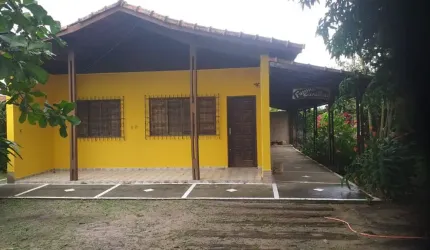 Chácara com 2 quartos e área gourmet com churrasqueira em Peruíbe.