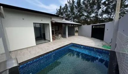 Casa à 50m do mar com piscina, 2 quartos e área gourmet em Itanhaém.