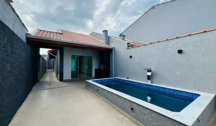 Casa na praia com piscina, 2 quartos e churrasqueira em Itanhaém.