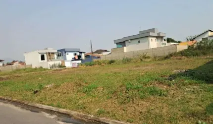 Terreno à 800m do mar em Peruíbe.