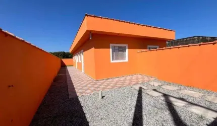 Casa com 2 quartos e espaço para piscina em Itanhaém.