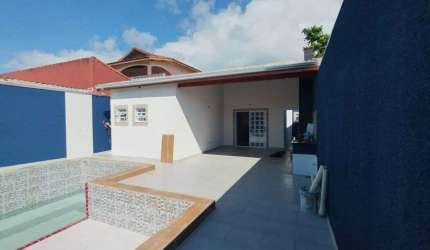 Casa com 3 quartos, piscina e área gourmet em Itanhaém.