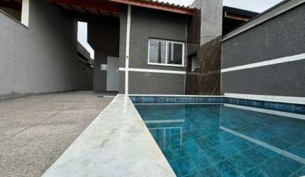 Casa na praia com 3 quartos e piscina em Peruíbe.