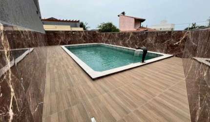 Casa na praia com piscina e 3 quartos em Itanhaém.