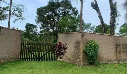 Chácara com lago e árvores frutíferas em Itanhaém.