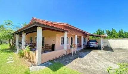 Casa na praia com 6 quartos, piscina, churrasqueira e jardim em Itanhaém.