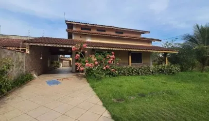 Casa com 3 quartos e espaço para piscina em Itanhaém.