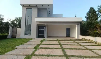 Casa em condomínio com piscina e 3 quartos em Peruíbe.