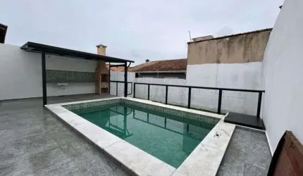 Casa na praia com piscina em Peruíbe - R$ 1.050.000,00.