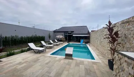 Casa na praia com piscina, 2 quartos e área gourmet em Itanhaém.