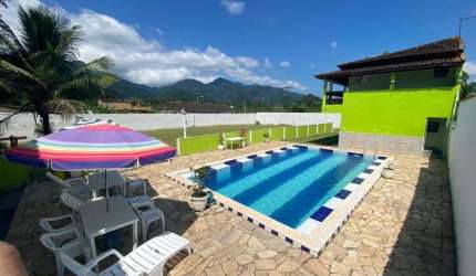 Chácara com 2 quartos, piscina e área gourmet com churrasqueira em Peruíbe.