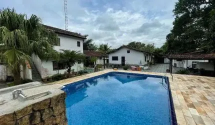 Chácara com 5 quartos, piscina, área gourmet e lago em Itanhaém.