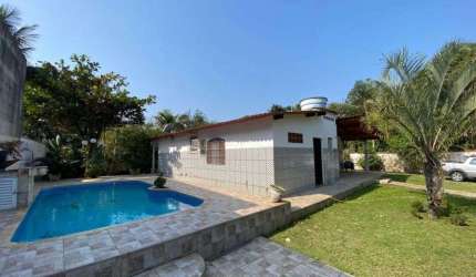 Chácara com 3 quartos, piscina, churrasqueira e jardim em Itanhaém.