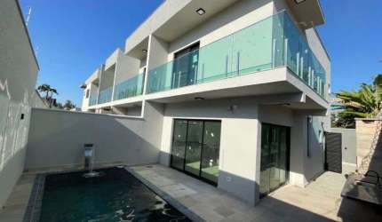 Casa com 2 quartos, piscina e área gourmet em Itanhaém.