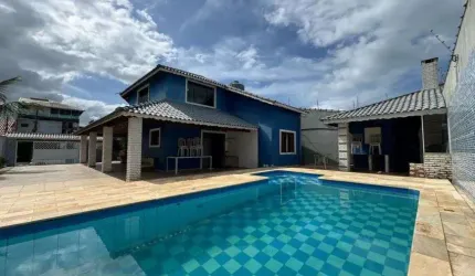 Casa na praia com 4 quartos e piscina em Peruíbe.