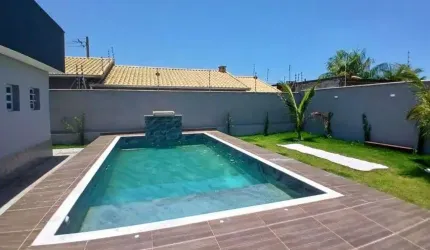 Casa com piscina, 3 quartos e área gourmet com churrasqueira em Itanhaém.
