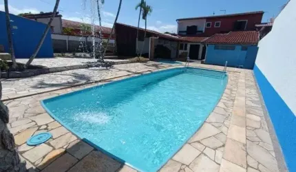 Casa na praia com 6 quartos, piscina e área gourmet em Itanhaém