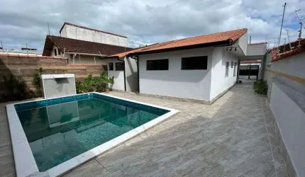 Casa na praia com 3 quartos, piscina e área gourmet em Peruíbe.