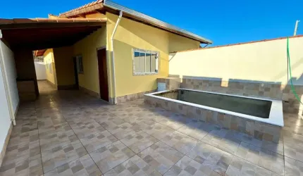 Casa com 2 quartos, piscina e área gourmet com churrasqueira em Itanhaém.