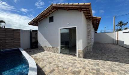 Casa com 3 quartos, piscina e área gourmet em Itanhaém.