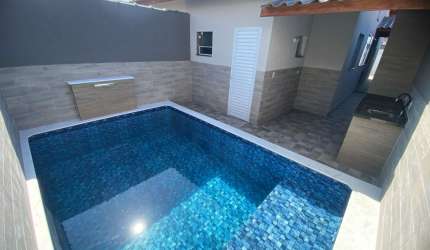 Casa na praia com 2 quartos, piscina e churrasqueira em Itanhaém.