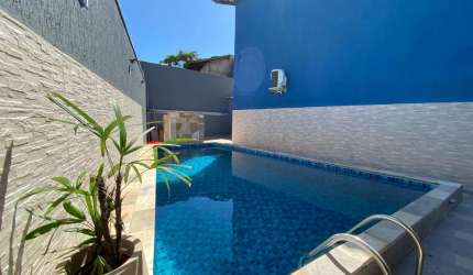Casa com piscina, 2 quartos e área gourmet em Itanhaém.