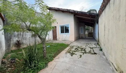 Casa com 2 quartos, espaço para piscina e jardim em Peruíbe.