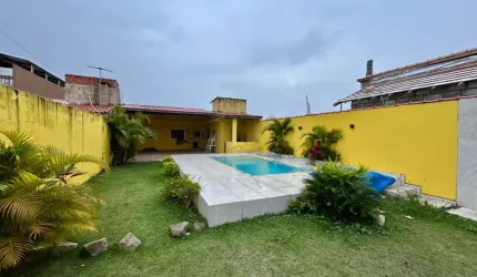 Casa com 2 quartos, piscina, churrasqueira e jardim em Itanhaém.
