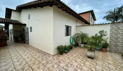 Casa com 2 quartos e área gourmet com churrasqueira em Itanhaém.