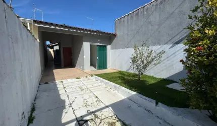 Casa com 2 quartos, jardim e área gourmet com churrasqueira em Peruíbe.