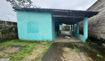 Casa com 2 quartos e espaço para piscina em Peruíbe.