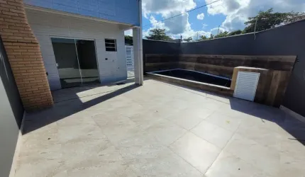 Casa frente mar com piscina e 2 quartos em Itanhaém.
