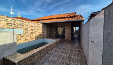 Casa com piscina e 2 quartos em Itanhaém.