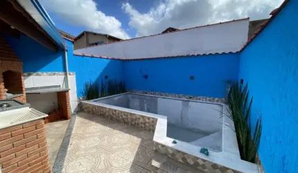Casa com 2 quartos, piscina e churrasqueira em Itanhaém.