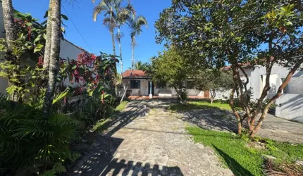 Casa com 2 quartos, jardim e área gourmet com churrasqueira em Itanhaém.