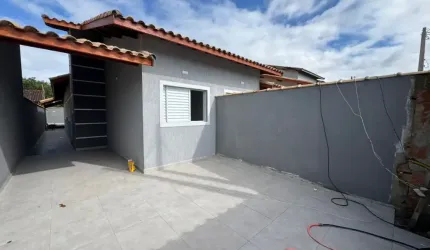 Casa com 2 quartos, piscina e área gourmet em Peruíbe.