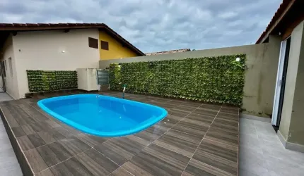 Casa na praia com piscina e 2 quartos em Itanhaém.