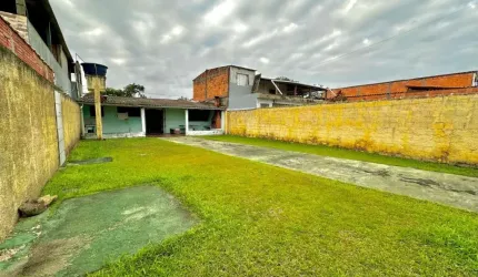 Casa com espaço para piscina e churrasqueira em Itanhaém.