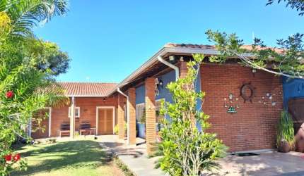 Casa na praia com 3 quartos, churrasqueira e jardim em Itanhaém.