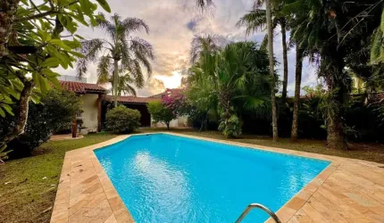 Chácara com 5 quartos, piscina e área gourmet com churrasqueira em Itanhaém.
