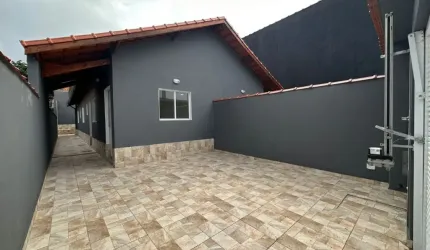 Casa com 2 quartos, piscina e churrasqueira em Itanhaém.