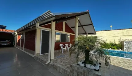 Casa com 2 quartos, piscina e área gourmet com churrasqueira em Itanhaém.