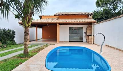 Casa na praia com piscina, 2 quartos e churrasqueira em Itanhaém.