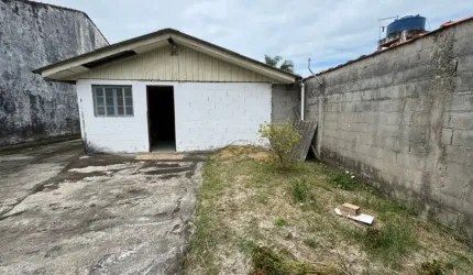 Casa com 3 quartos e espaço para piscina em Itanhaém.