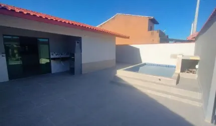 Casa com 2 quartos, piscina e churrasqueira em Mongaguá.