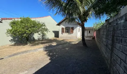 Casa com 3 quartos, jardim e espaço para piscina em Itanhaém.