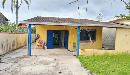 Casa com 2 quartos e espaço para piscina em Itanhaém.